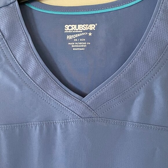 V neck scrub top with pockets - Picture 4 of 6